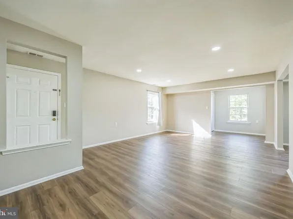 114 Village Ln, Mount Laurel, NJ 08054