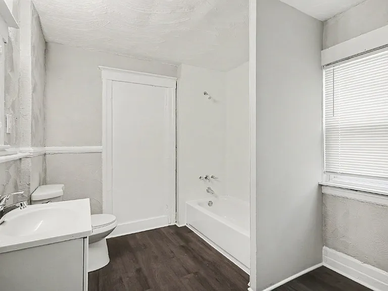 242 Ferris St — Photo 9