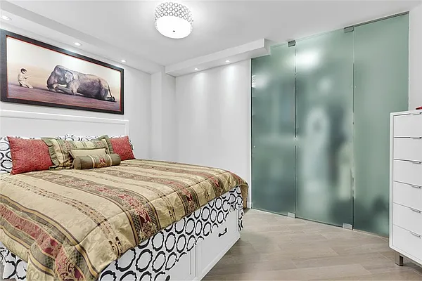 Sold by R New York | media 6
