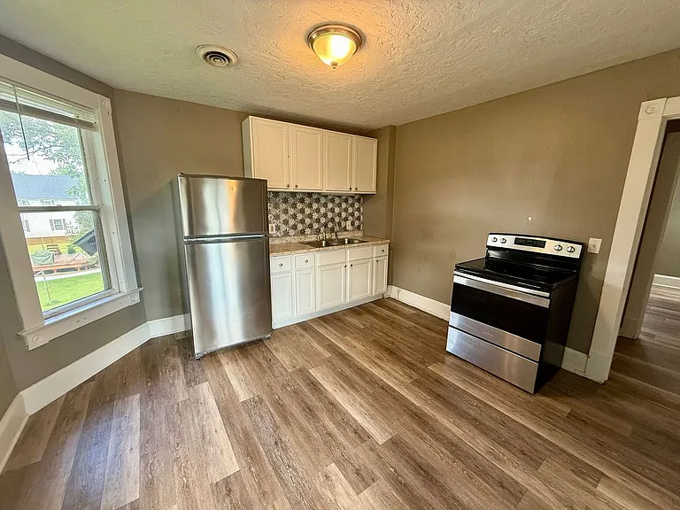 710 Lincoln St — Photo 3