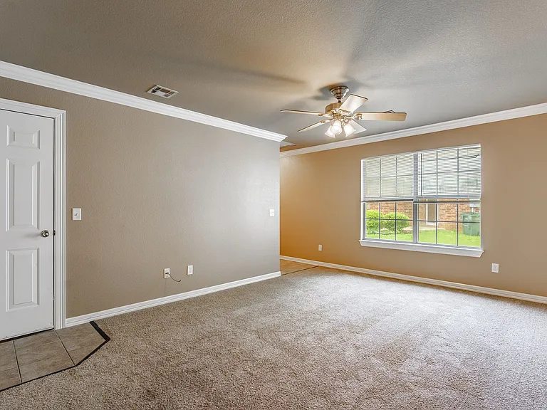 56 S Woodsprings Dr — Photo 3