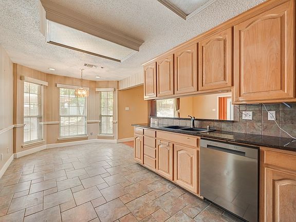 5th image of 1022 Oak Tree Dr