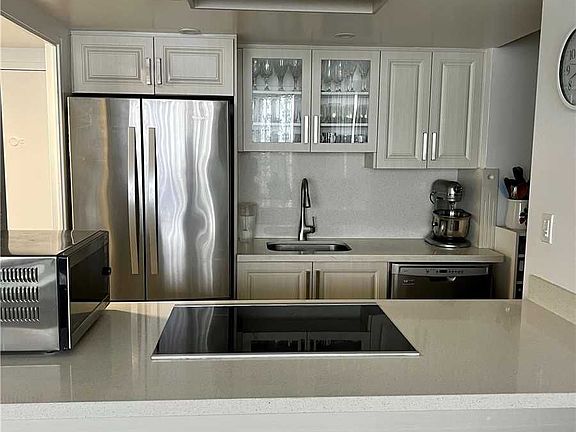 3rd image of 1333 Bloor St Suite 1018
