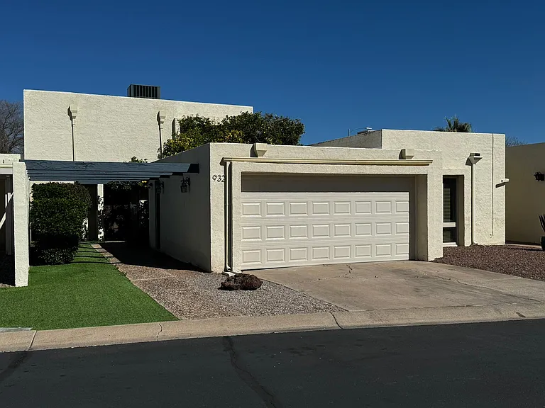 932 W Oakland St — Photo 1