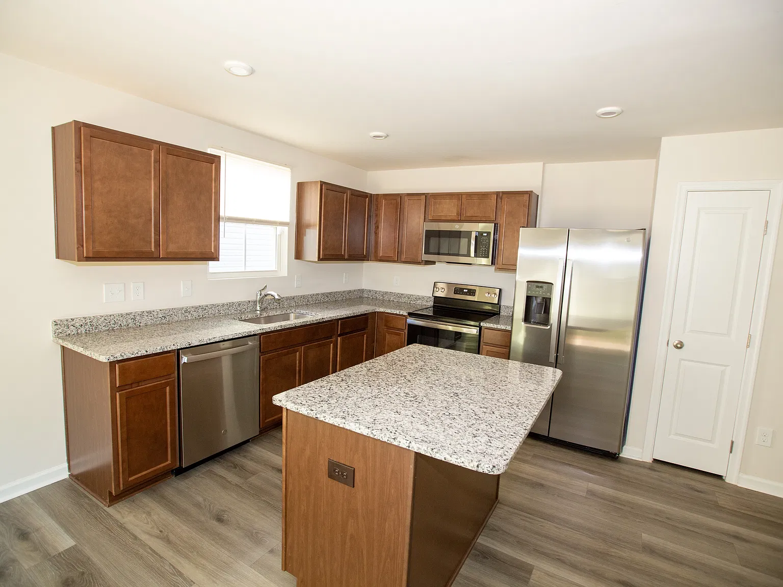 209 Creighton Ridge Dr — Photo 2