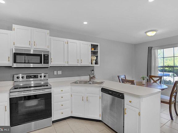 5th image of 895 S 3rd St