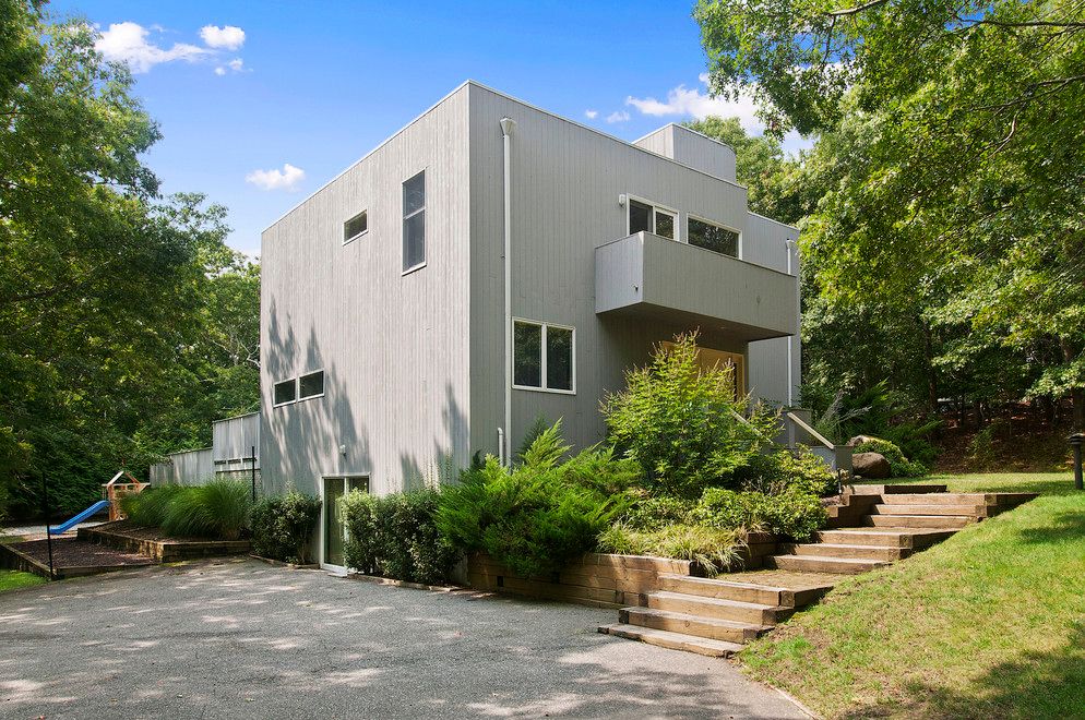 206 Treescape Dr in East Hampton Out East