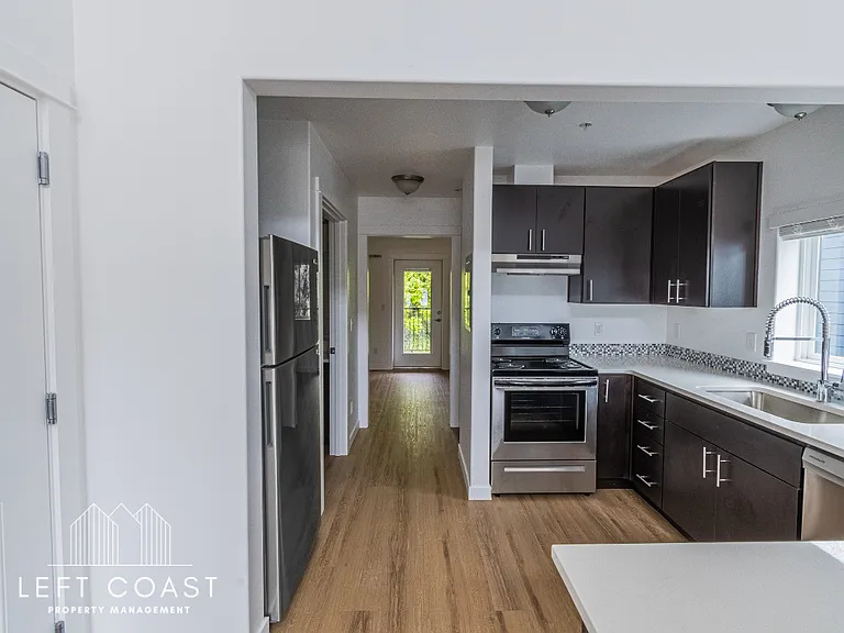 680 SE Highway 101 — Photo 8