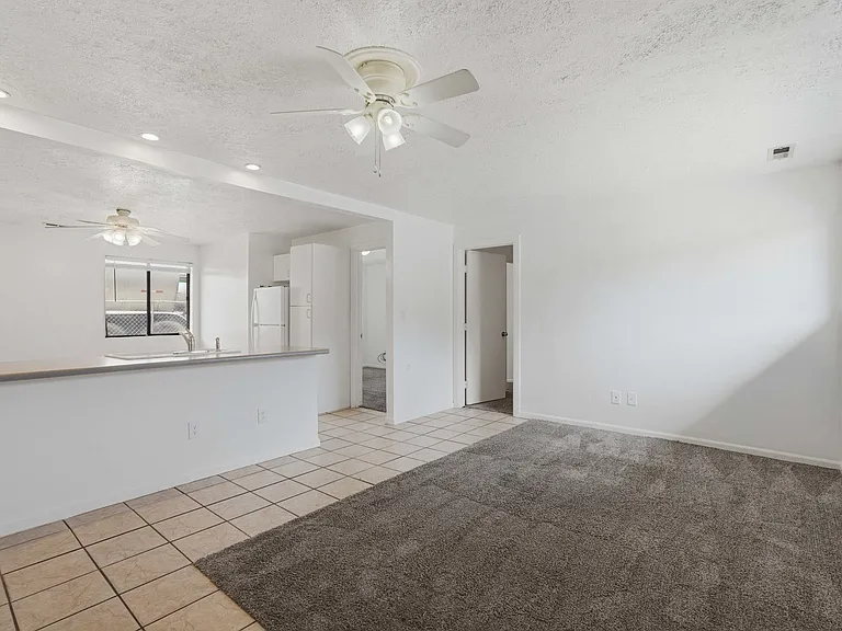 607 S Main St — Photo 1