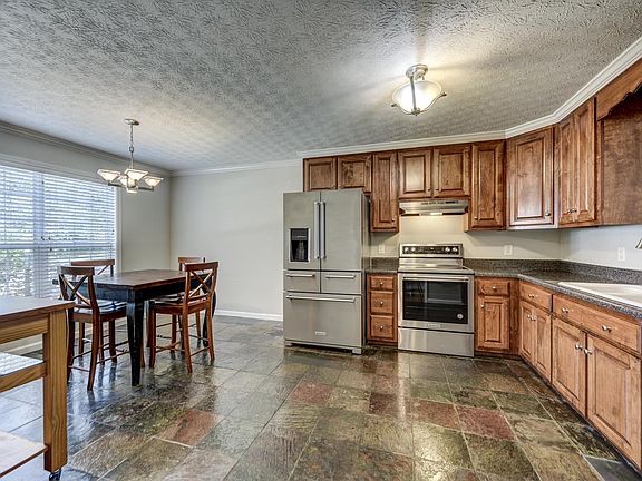 3rd image of 1117 Pinehurst Dr