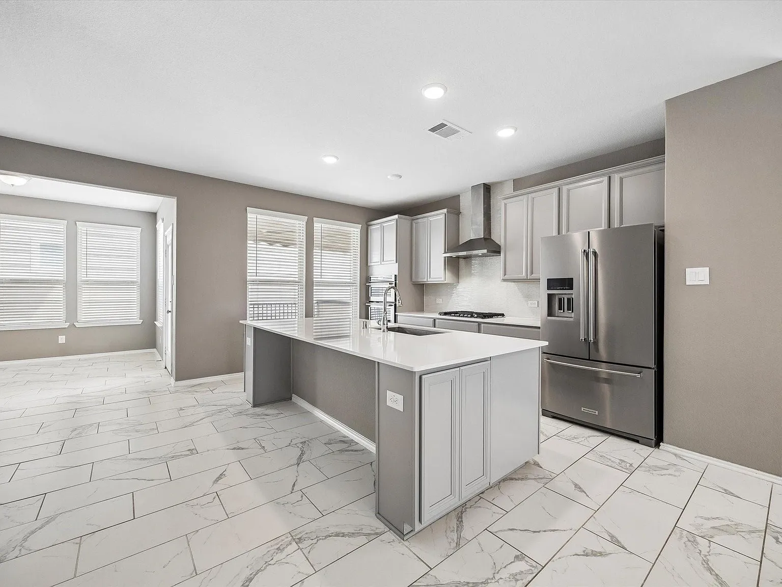 4 bed, 4.0 bath, 2795 sqft, $2,950 — Photo 2