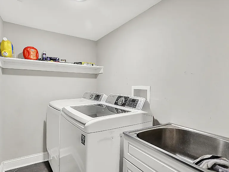 1641 Iowa St — Photo 15