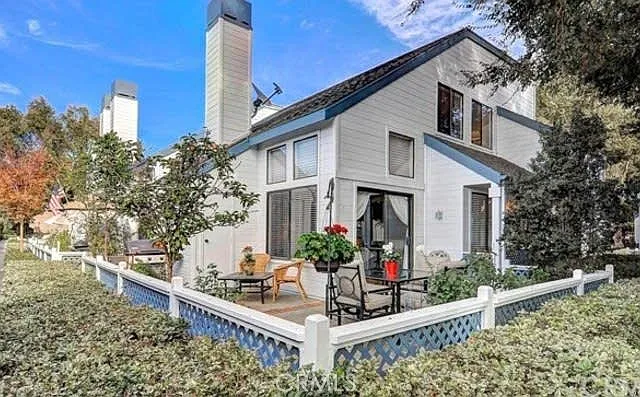 51 Greenmoor — Photo 1