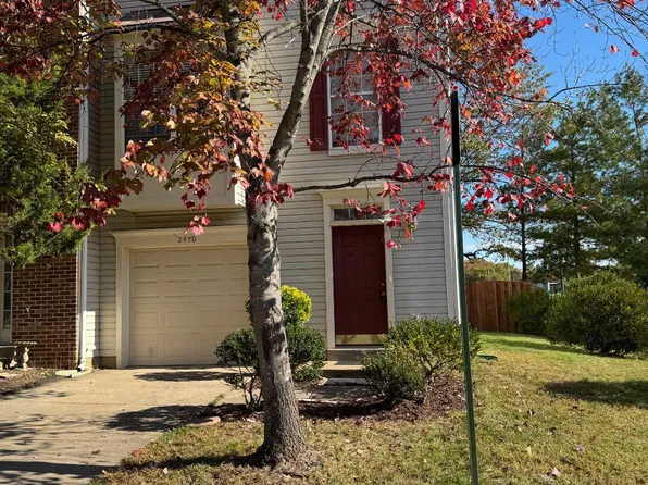 2450 Clover Field Cir, Herndon, VA 20171