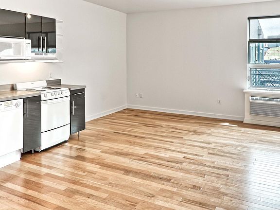 3rd image of 1313 Cuming St APT 404