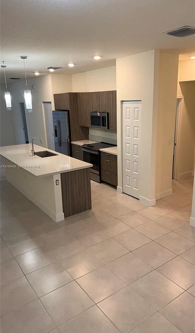 3 bed, 1236 sqft, $3,320 — Photo 4