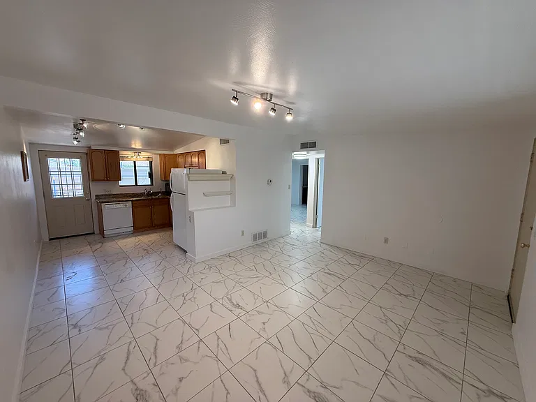 1603 N Park Ave — Photo 2