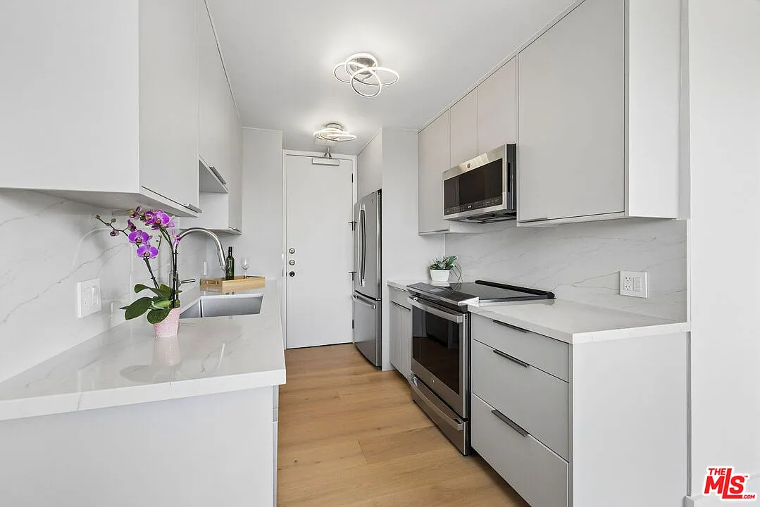 2 bed, 2.0 bath, 974 sqft, $4,500 — Photo 4