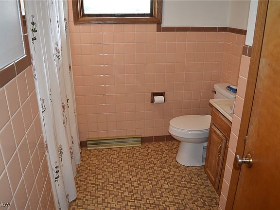 5th image of 104 Franklin St