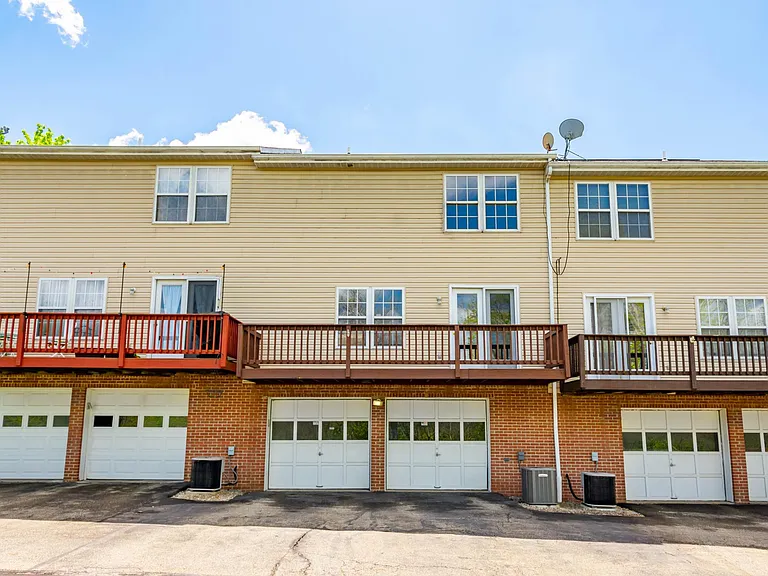1036 Royal Dr — Photo 24