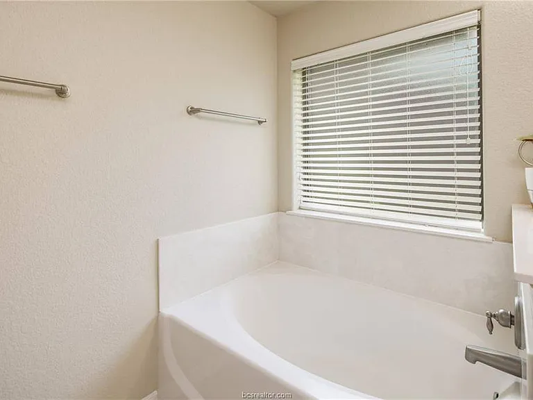 2481 Newark Cir — Photo 15