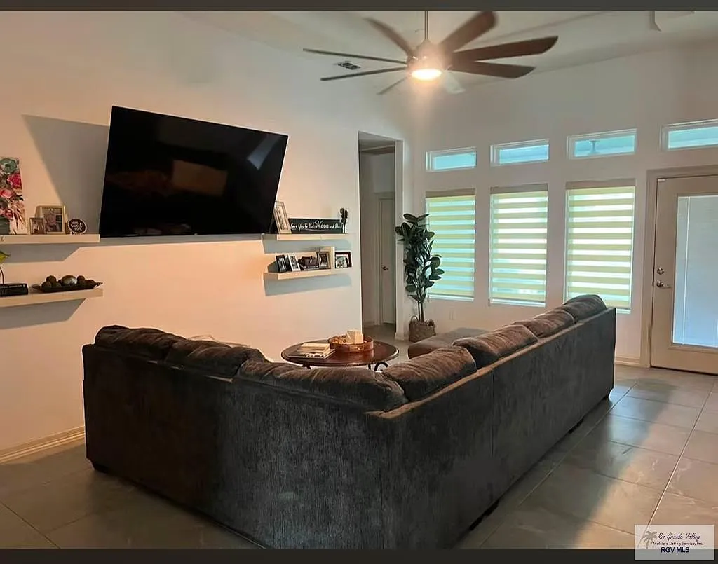 3 bed, 2.0 bath, 1686 sqft, $2,400 — Photo 2