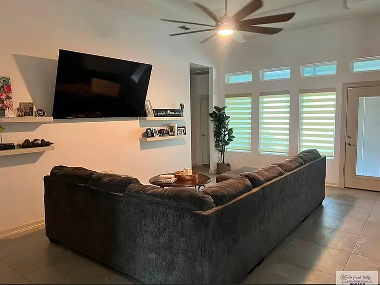 6011 Grapevine Loop — Photo 2