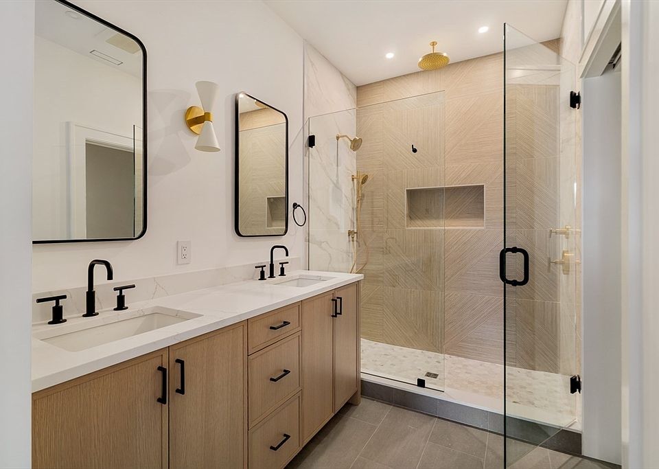 1st image of 15 S Waverly St #15