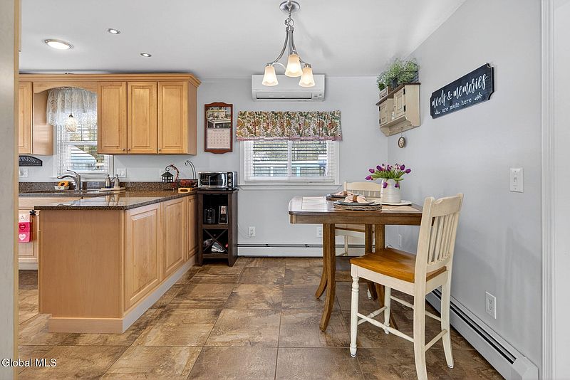 4th image of 155 Willow Lane