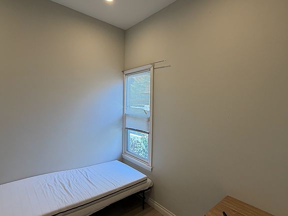 4th image of 1024 W 21st St #1024