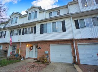 25 Red Cedar Ln, Staten Island, NY 10309