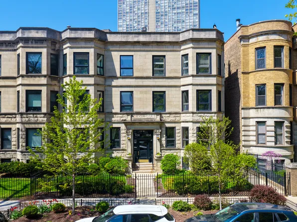 634 W Grace St #1E, Chicago, IL 60613