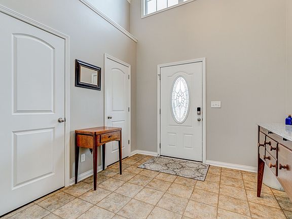 4th image of 322 Camden Cir