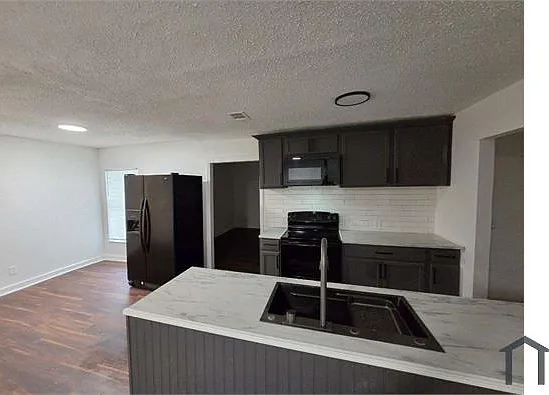 4 bed, 1332 sqft, $2,400 — Photo 3