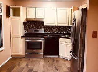 550 Chisholm Ct, Roselle, IL 60172