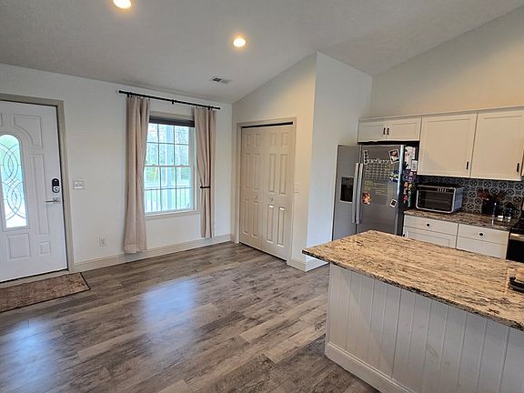 5th image of 653 Sullivan Rd