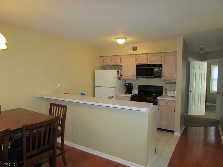 8 Genoble Rd — Photo 5