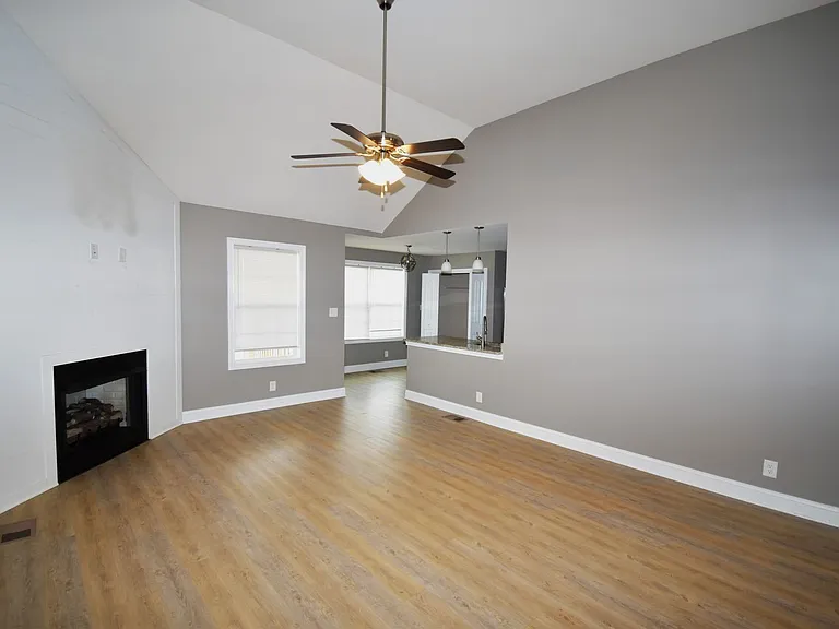 207 Geneva Ln — Photo 17