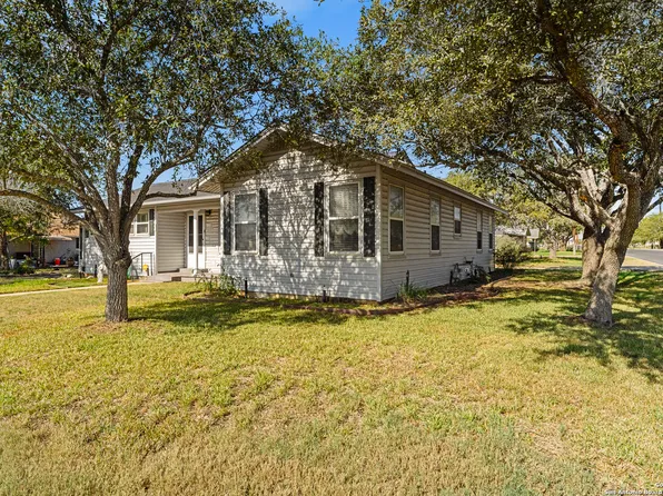 1002 B, Floresville, TX 78114