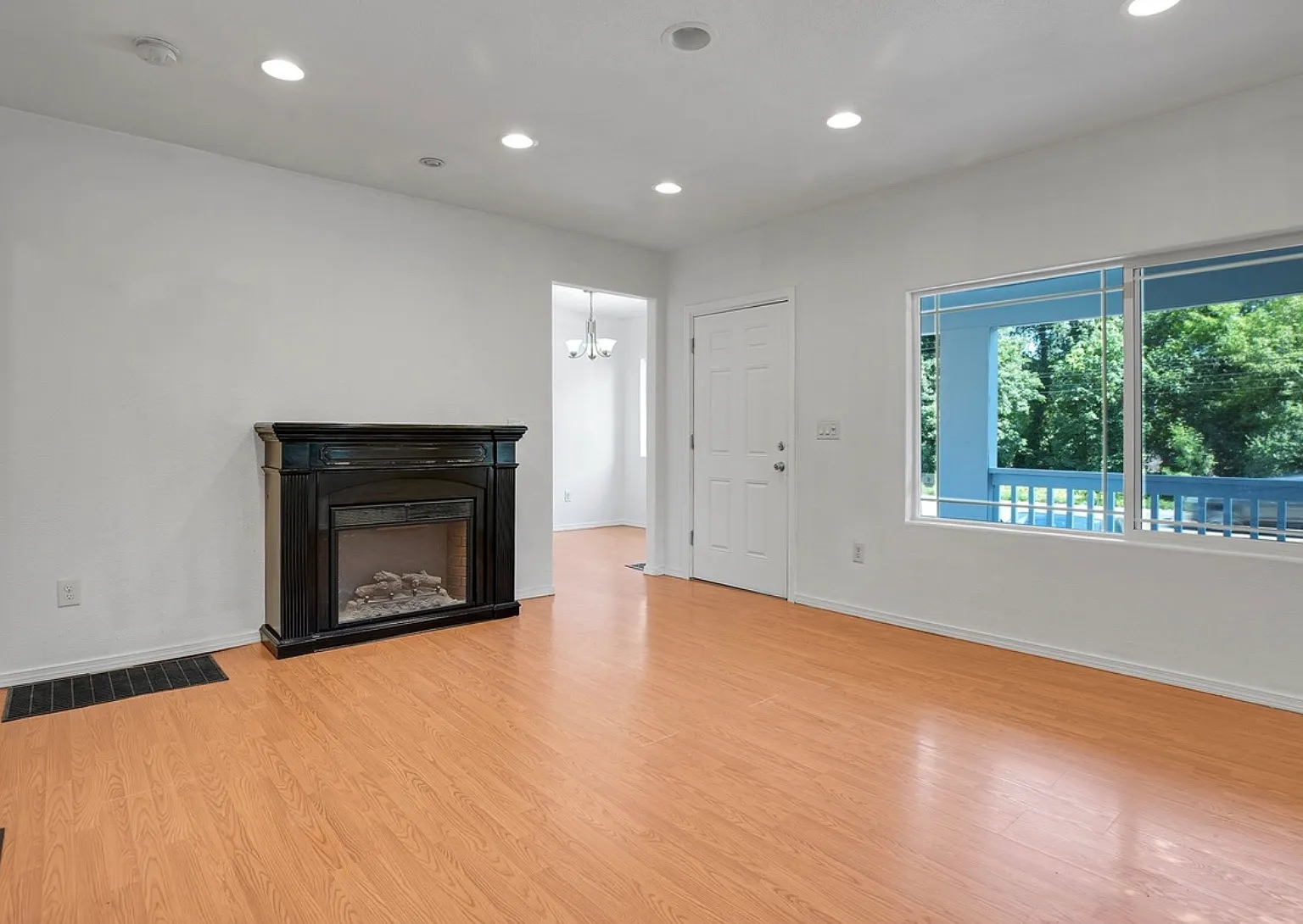 3 bed, 2221 sqft, $3,295 — Photo 3