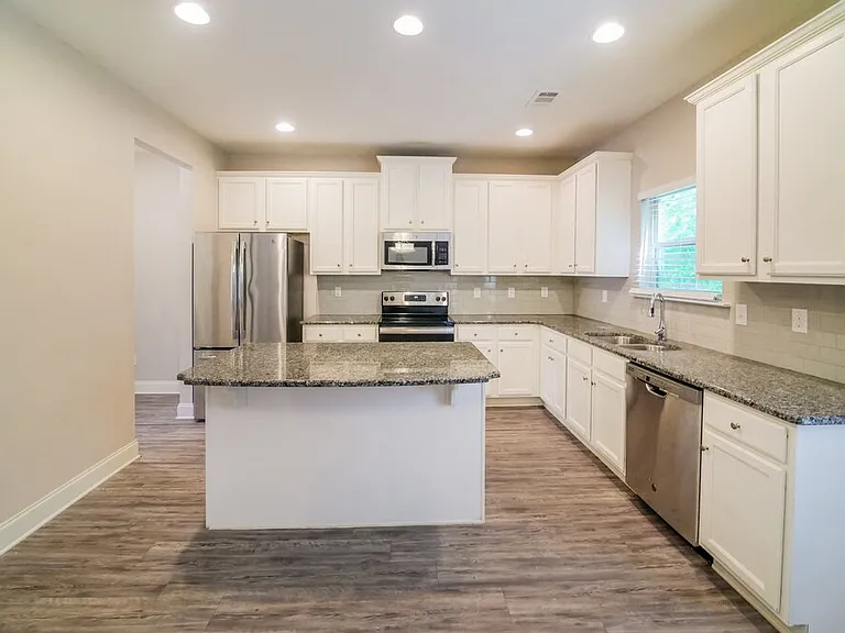 313 Kenmore Ct — Photo 7