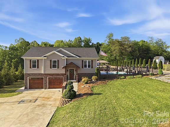 3rd image of 120 Walnut Ln