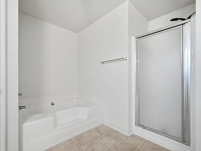 2030 Hawthorne Dr — Photo 24