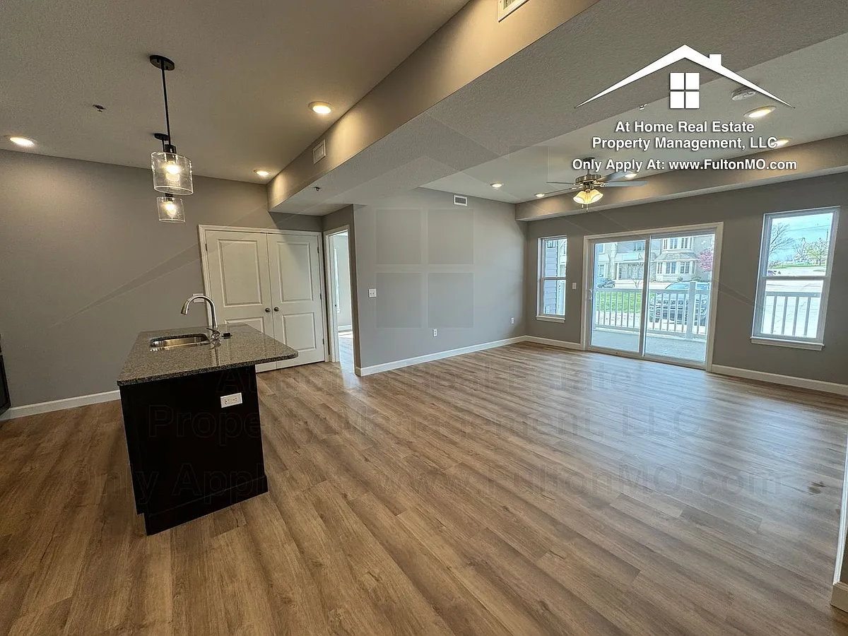 Building Photo - 2610 N Bluff St #103