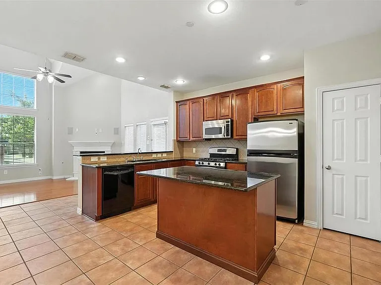 2101 Broadstone Dr — Photo 6