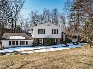 31 Colonial Rd, Dallas, PA 18612