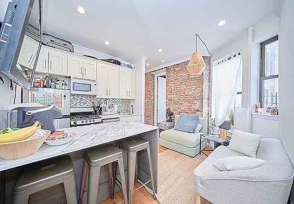 2nd image of 157 Suffolk St APT 604