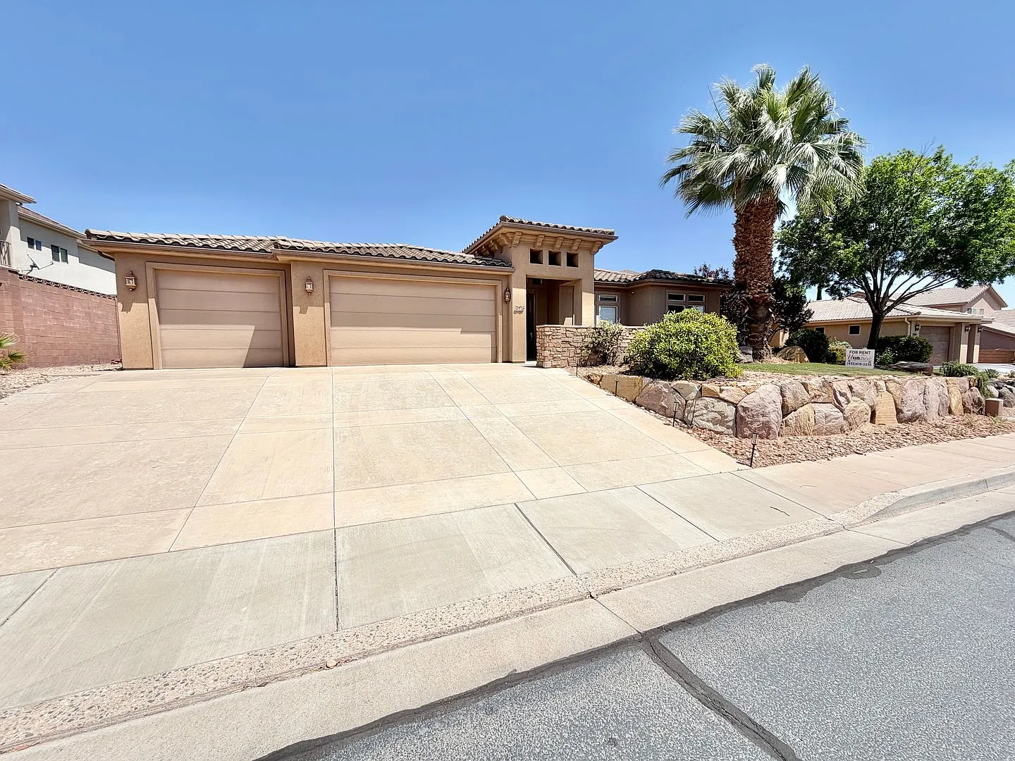 4 Bed, 2 Bath Home In The Quiet And Desirable Castle Rock Subdivision. **Pet Friendly** — Photo 2