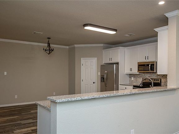 5th image of 405 W 1st St