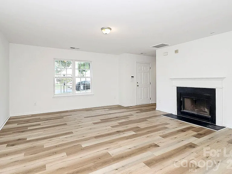 1215 McAllister Dr — Photo 7